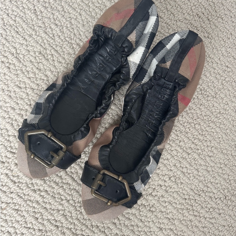 Burberry Black and Brown Flats Sleek Design